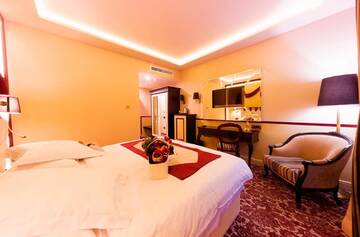Фото номера Номер с кроватью размера «queen-size» Отель Hotel Cardinal г. Vintu De Jos 4