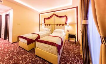 Фото номера Двухместный номер Делюкс с 2 отдельными кроватями Отель Hotel Cardinal г. Vintu De Jos 2