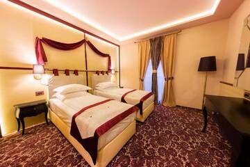 Фото номера Двухместный номер Делюкс с 2 отдельными кроватями Отель Hotel Cardinal г. Vintu De Jos 3